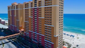 Un hotel de varios pisos con balcones, situado cerca de la playa.