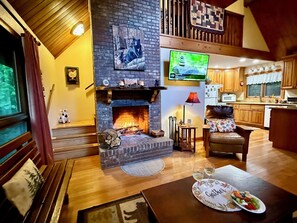 Smart-tv, een open haard en boeken