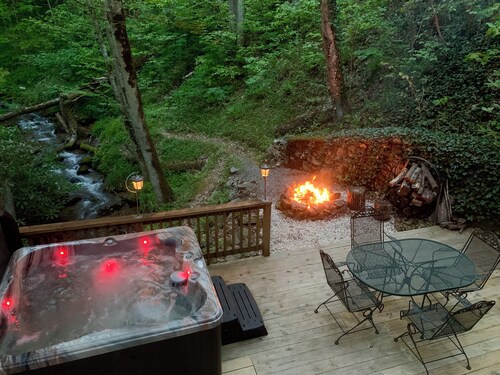2 Bd 2 Ba Cabin Secluded with Wood Fireplace Rushing Creek Hot Tub Fire Pit