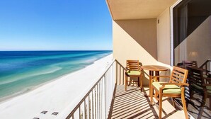 En balkon med udsigt over stranden og havet.