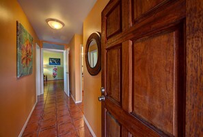 المنشأة من الداخل