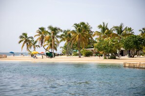 Espreguiçadeiras, toalhas de praia 
