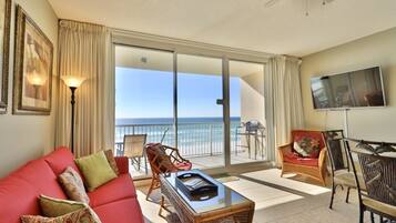 Een flatscreentelevisie en een dvd-speler