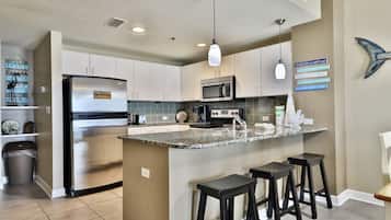 Réfrigérateur, micro-ondes, four, plaque de cuisson