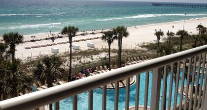 Grand Panaman 5. kerroksen Persianlahden edessä, samalla tasolla kuin Walkover, ilmaiset rantatuolit!