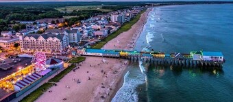 Perfect for Families & friends re-unions! Outdoor Hot Tub, 50 yards to the beach!