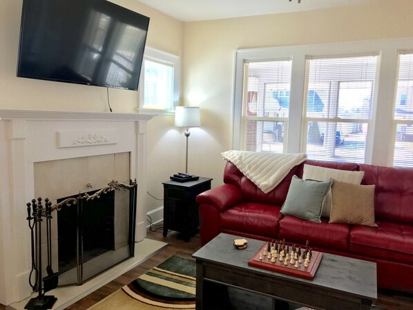 Téléviseur connecté, foyer, lecteur de DVD, livres