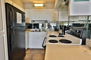 Fridge, microwave, oven, stovetop - The Summit - 3rd Floor* (Panama City Beach)