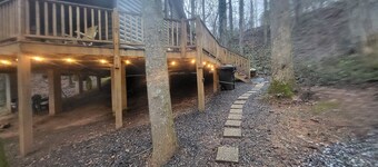 Peaceful cabin-Hot tub - short walk2town-Campfire