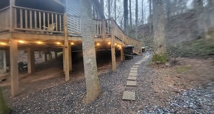 Peaceful cabin-Hot tub - short walk2town-Campfire