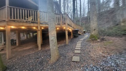 Peaceful cabin-Hot tub - short walk2town-Campfire