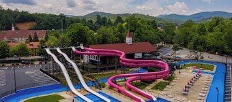 Message me for Seasonal discount Peaceful cabin-Hot tub-short walk2town-Campfire