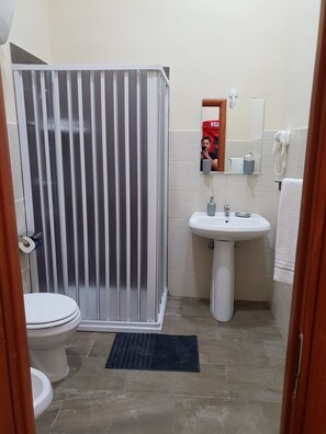 Comfort Double Room | Bathroom | Shower, free toiletries, hair dryer, towels - Sweet Stay (Naples)