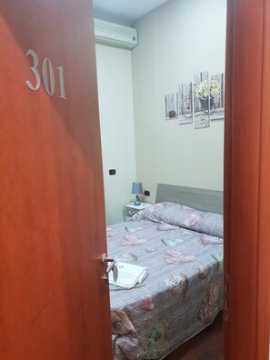 Standard Double Room | 4 bedrooms, in-room safe, desk, soundproofing - Sweet Stay (Naples)