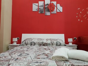 Comfort Double Room | 4 bedrooms, in-room safe, desk, soundproofing - Sweet Stay (Naples)