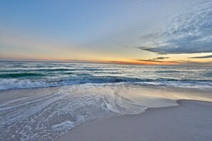 A beach with waves and a sunset. - Ocean Ritz 4BR 4BA Directly on PCB!!! (Panama City Beach)
