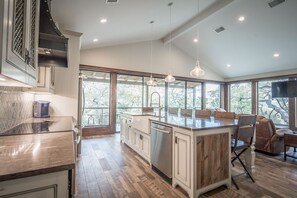 Kylskåp, mikrovågsugn, ugn och spishäll