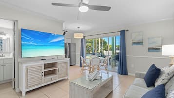 Een televisie, een dvd-speler, een stereo en een kantoor