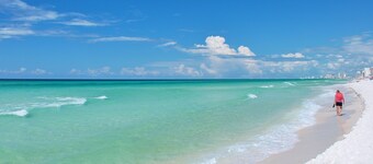 ¡DISFRUTA DE SILLAS DE PLAYA Y CAMAS DE REY GRATUITAS CON ESTE CONDOMINIO DE LUJO TESORO ISLAND!