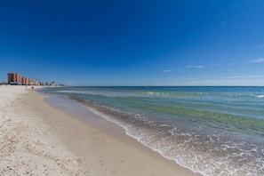 On the beach - HUGE Balcony! Beachfront Corner Unit /Views in all rooms, One FREE parking pass (Orange Beach,)
