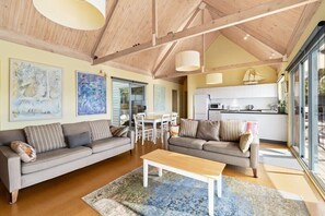 TV - Altair House | Ocean View Retreat (Wye River)