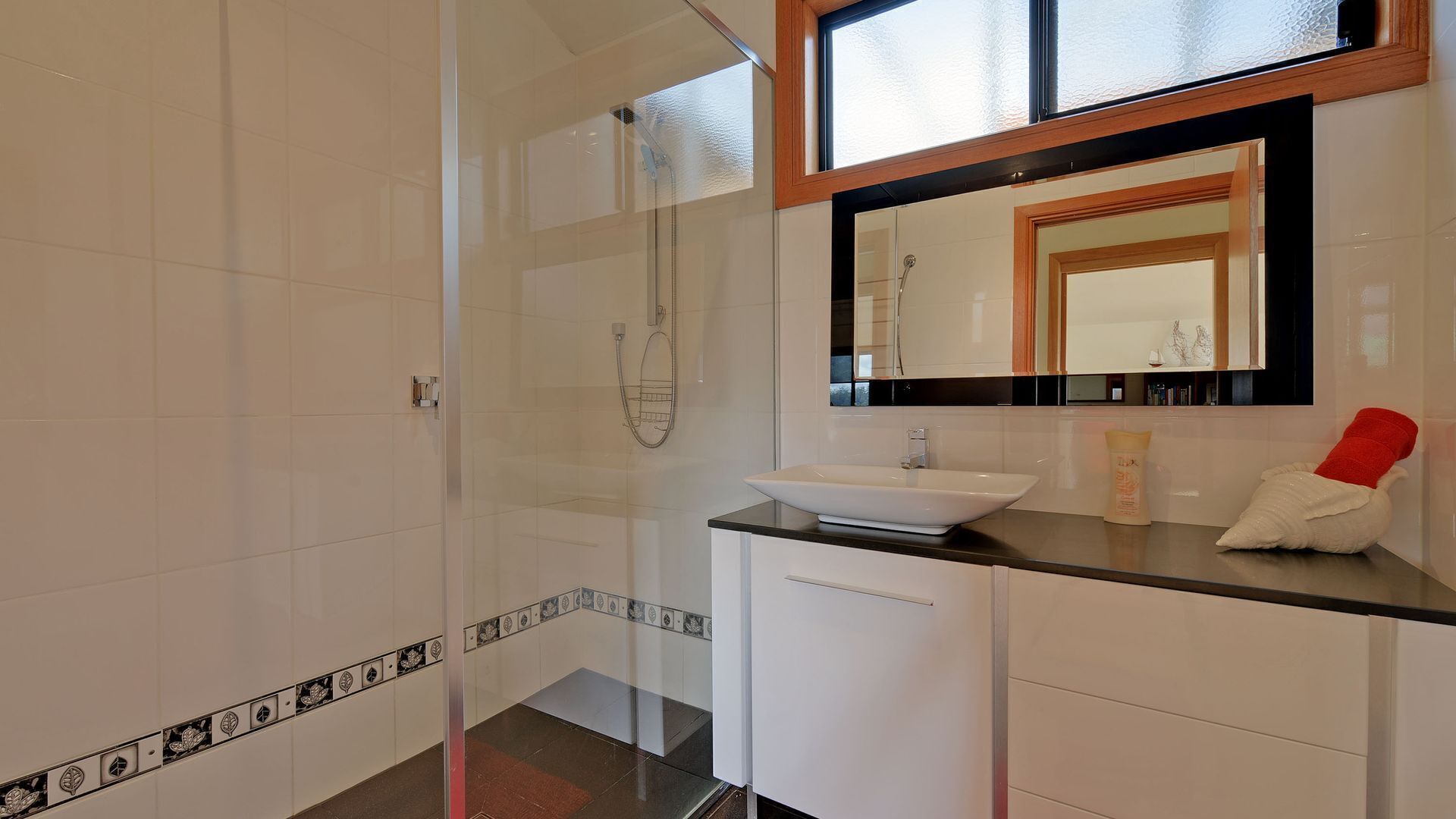 Moon River Retreat - Panoramic water views — image 11