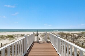 On the beach - Amazing 5 Bedroom Gulf Front home with private pool just steps from the Gulf (Gulf Shores)