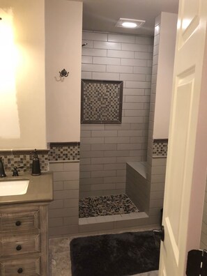 Combined shower/tub, towels - Masters rental, pool table , professional decorated with new furnishings. (Augusta)