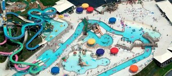 Chic 4BR, 3.5BA/ 2 King Suites. Near Beach, Dining & Shops. Pool and tennis too!