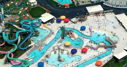 Chic 4BR, 3.5BA/ 2 King Suites. Near Beach, Dining & Shops. Pool and tennis too!