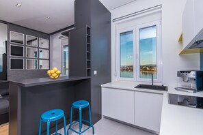 Kühlschrank, Mikrowelle, Ofen, Herdplatte