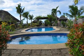 Una piscina techada, una piscina al aire libre