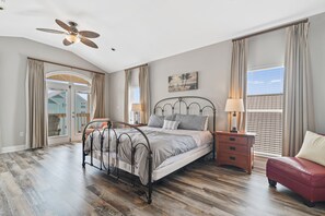 4 多间卧室、熨斗/熨衣板、免费 WiFi、床单