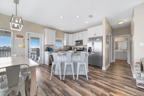 冰箱、微波炉、烤箱、炉灶