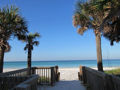 Beautiful 2BR Condo! Two Pools~WiFi. By IMG Academy~Beaches~AMI~Restaurants.