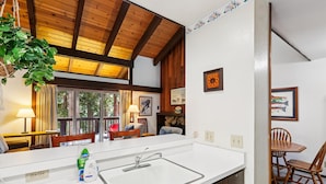 Un baño moderno con techo de madera, un lavamanos grande y vistas al exterior.