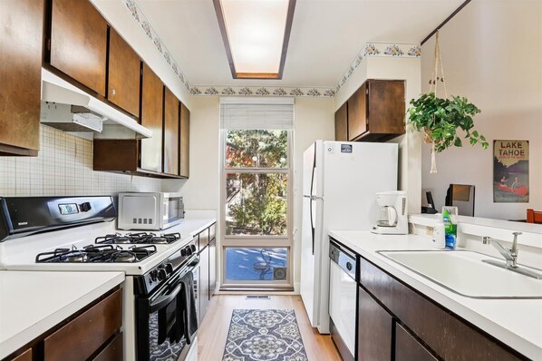 Microwave, dishwasher, cookware/dishes/utensils
