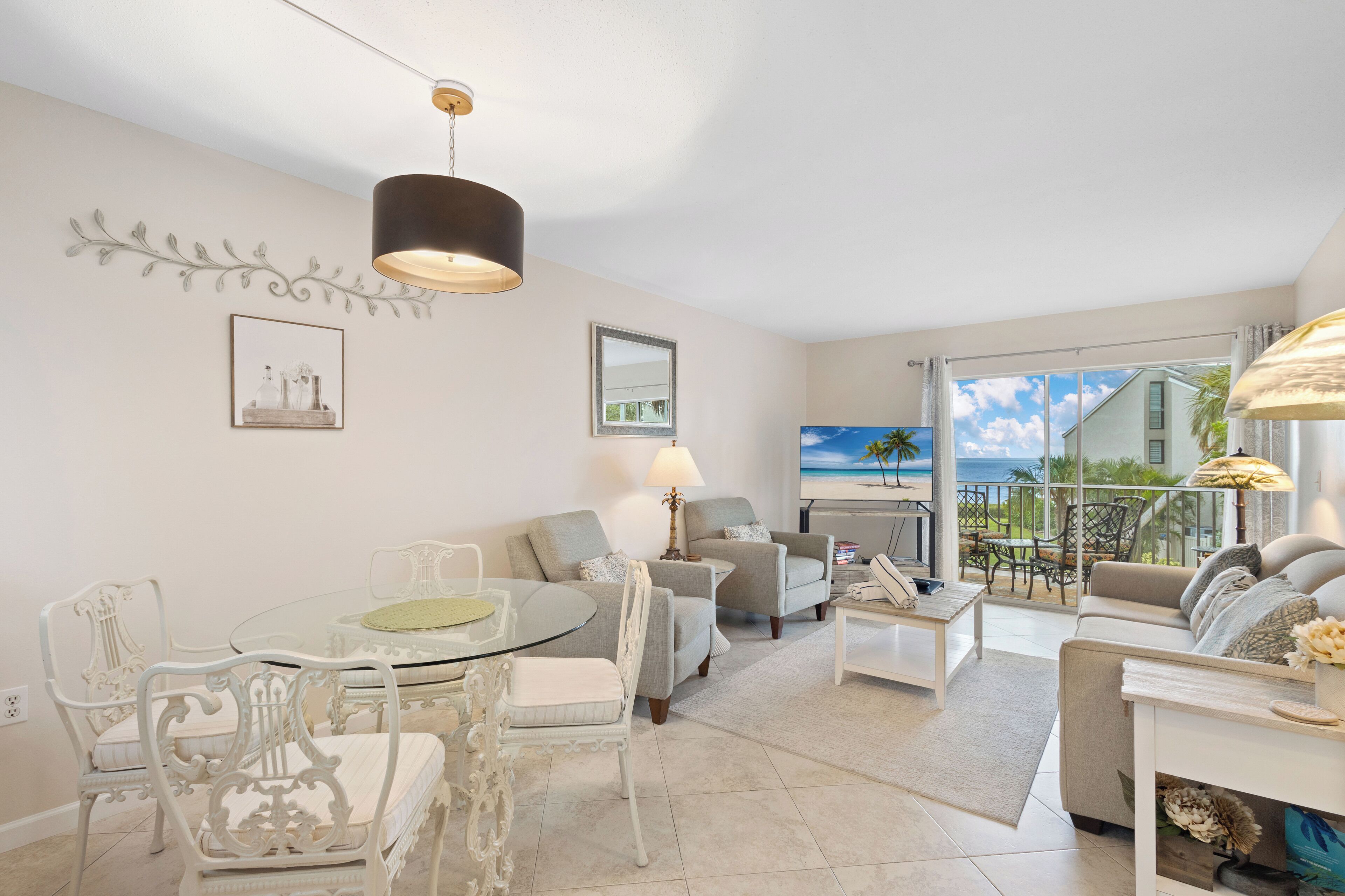 Télévision à écran plat, lecteur de DVD, chaîne hi-fi, espaces bureaux