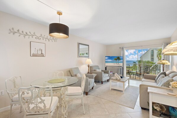 Télévision à écran plat, lecteur de DVD, chaîne hi-fi, espaces bureaux