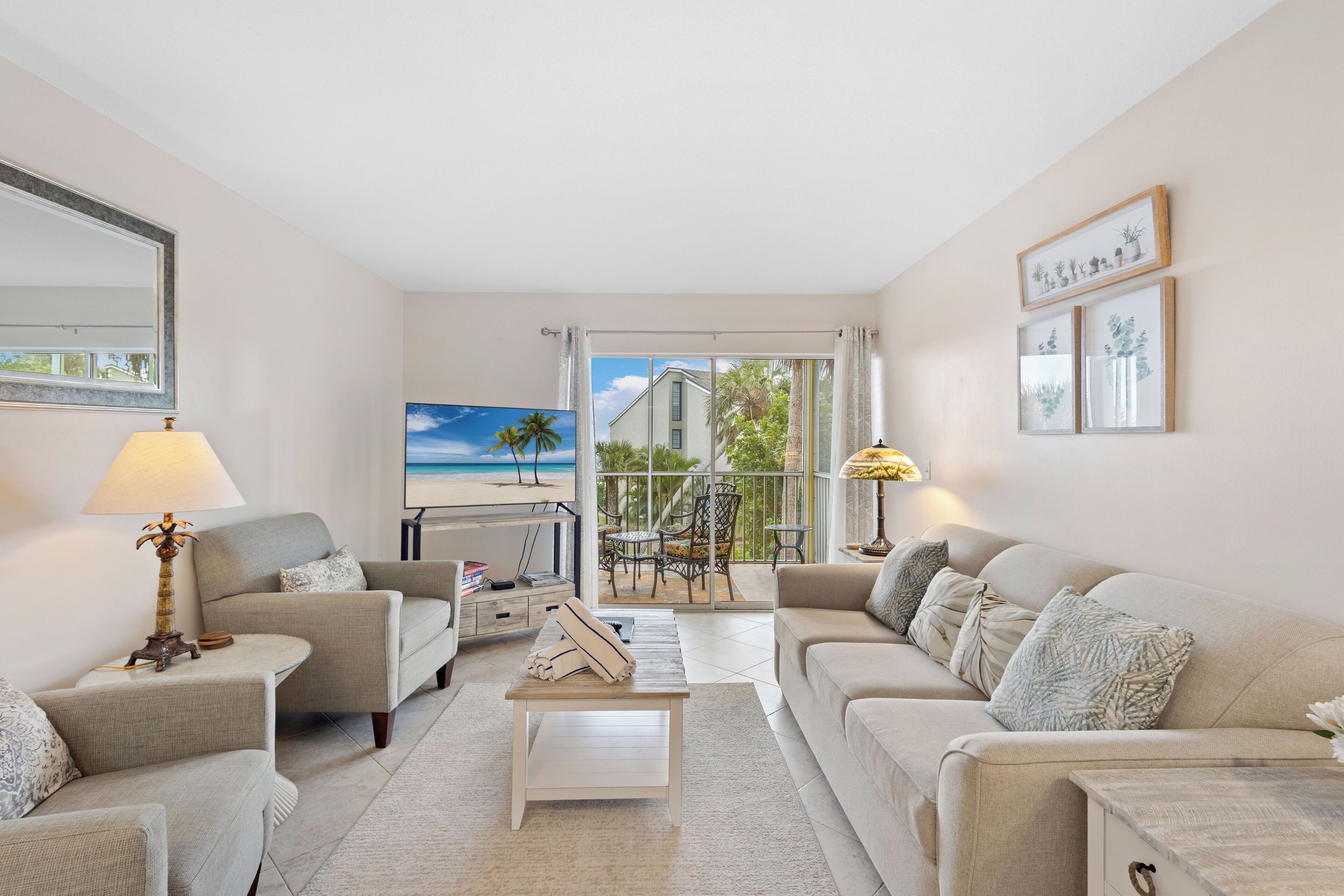 Télévision à écran plat, lecteur de DVD, chaîne hi-fi, espaces bureaux