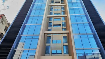 Un edificio de gran altura con el logotipo de Hansa bien visible en la base.