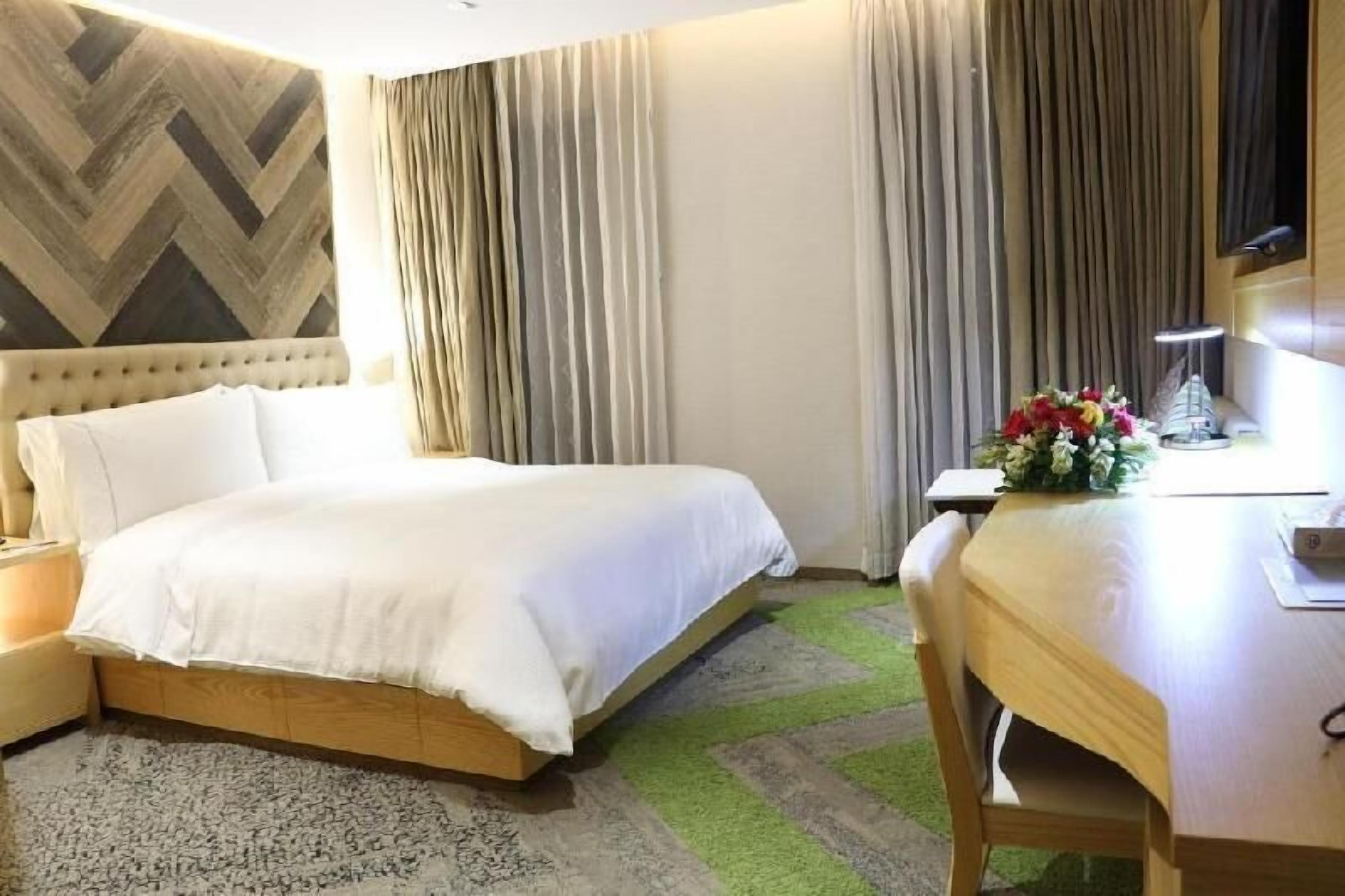 迷你吧、客房内保险箱、办公桌、隔音