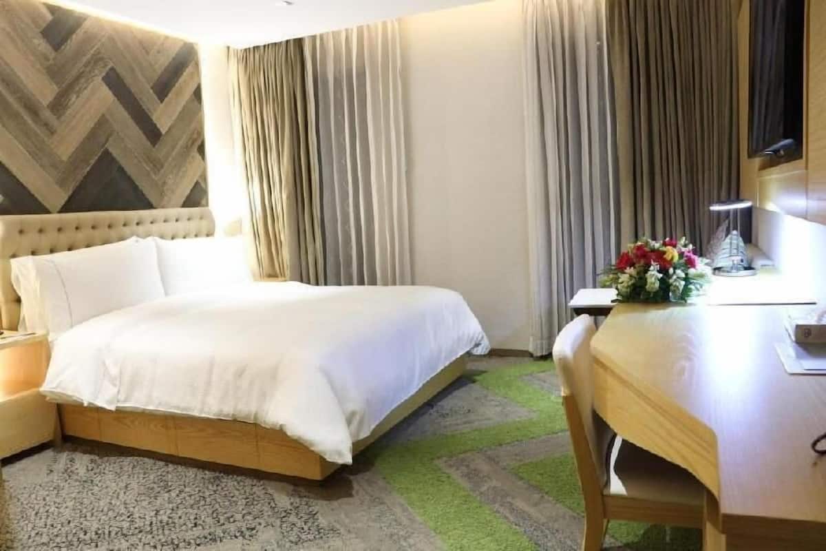 迷你吧、客房内保险箱、办公桌、隔音