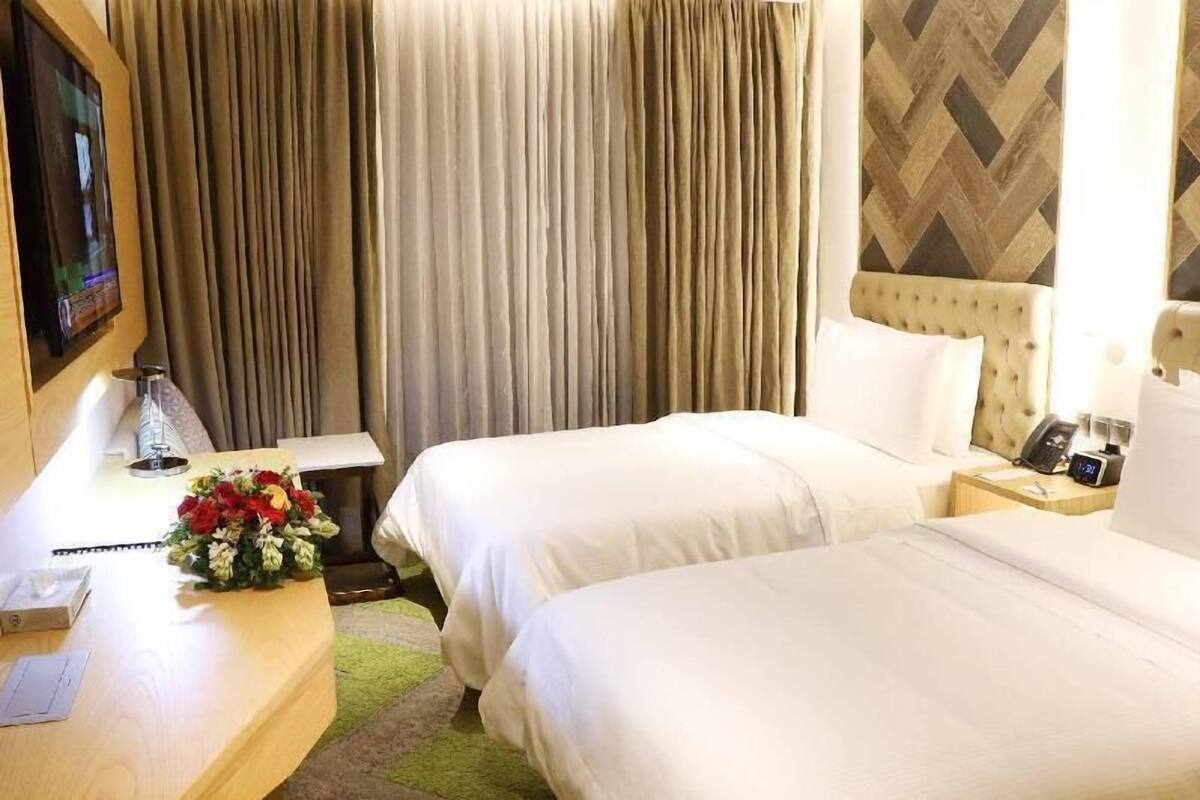 Minibar, safe på rommet, skrivebord og lydisolert