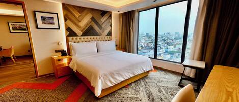 1 quarto, frigobar, cofres nos quartos, escrivaninha