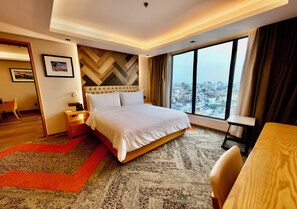 Minibar, brankas, meja kerja, dan kedap suara