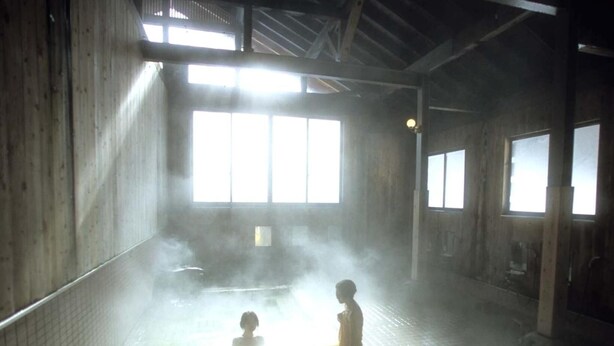 A steam bath with tiled walls and large windows allowing natural light. - Hotel Chalet-Ryuo (Yamanouchi)