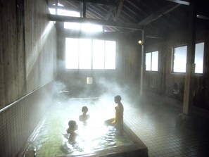 A steam bath with tiled walls and large windows allowing natural light. - Hotel Chalet-Ryuo (Yamanouchi)