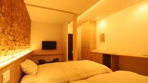 A hotel room with a large bed, a TV mounted on the wall, and a wooden headboard. - Hotel Chalet-Ryuo (Yamanouchi)