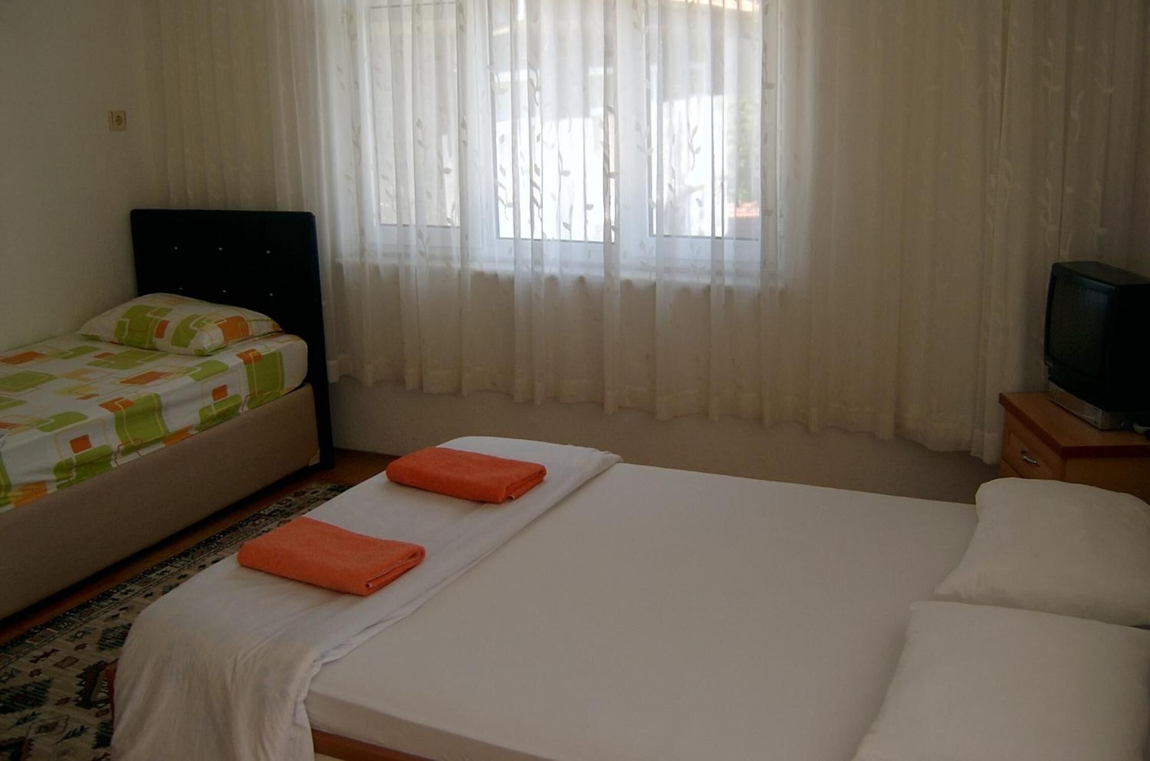 Coffres-forts dans les chambres, bureau, fer et planche à repasser